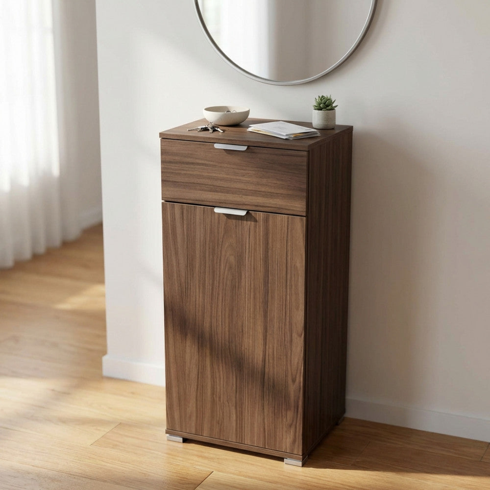 MOBILETTO BAKU CON 1 ANTA E 1 CASSETTO TINTA NOCE. Dimensioni: cm 45 x 38 x 103 h.