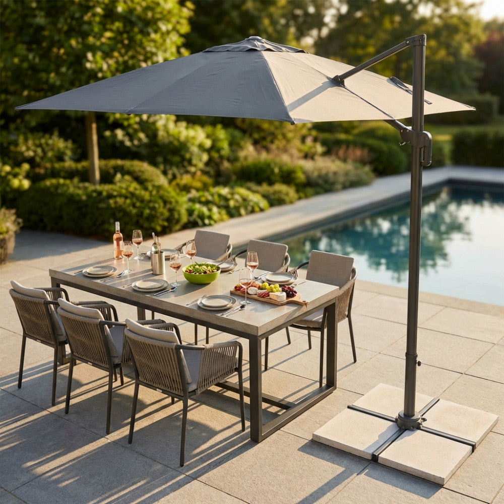 OMBRELLONE NEWTON NERO P/L 2 X 3 TELO GRIGIO. Telo in poliestere GRIGIO 180 gr con antivento palo girevole in alluminio 45x64 e in metallo 20x40 mm 8 stecche metallo 13 x 22 mm, base a crociera Dimensioni: m 2 x 3. Arredo Giardino