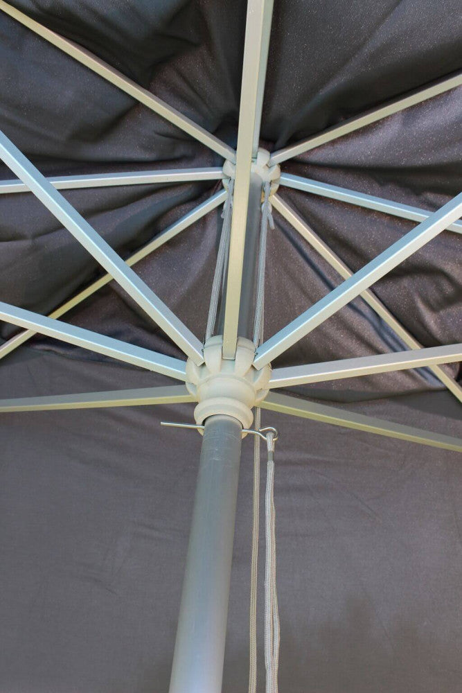 OMBRELLONE ANDROMEDA P/C ALLUMINIO 3 X 4. Telo in poliestere GRIGIO CHIARO o SCURO 180 gr con mantovana palo in alluminio ò 48 anodizzato finitura acciaio spazzolato noce in alluminio 115 mm 8 stecche in alluminio 17 x 22 mm Dimensioni: m 3 x 4. Arre...