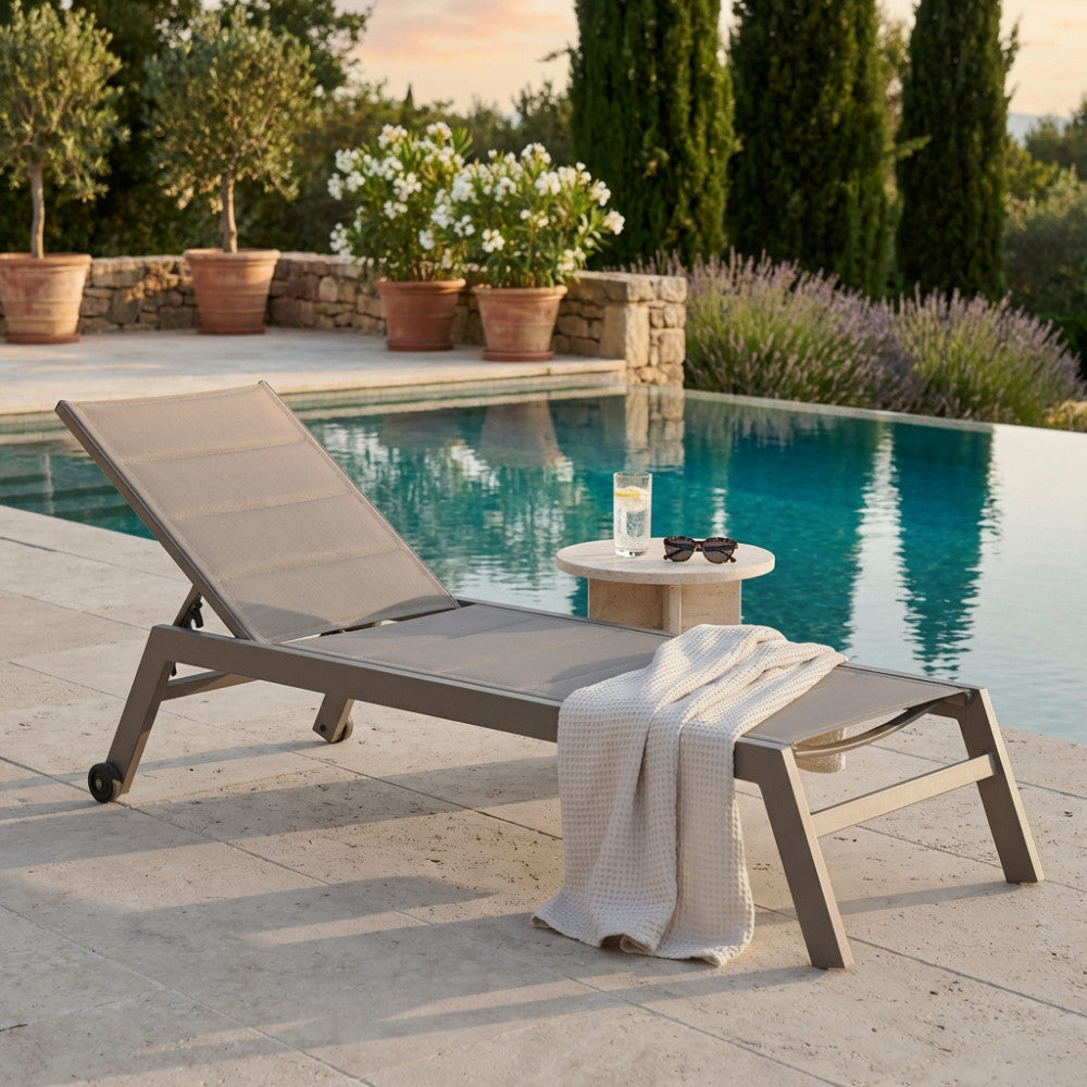 LETTINO FORMENTERA. Struttura in alluminio verniciato BIANCO, TORTORA, TAUPE o ANTRACITE Textilene imbottito TAUPE, NERO su antracite Dimensioni: cm 198 x 61 x 34/95 h. Arredo Giardino