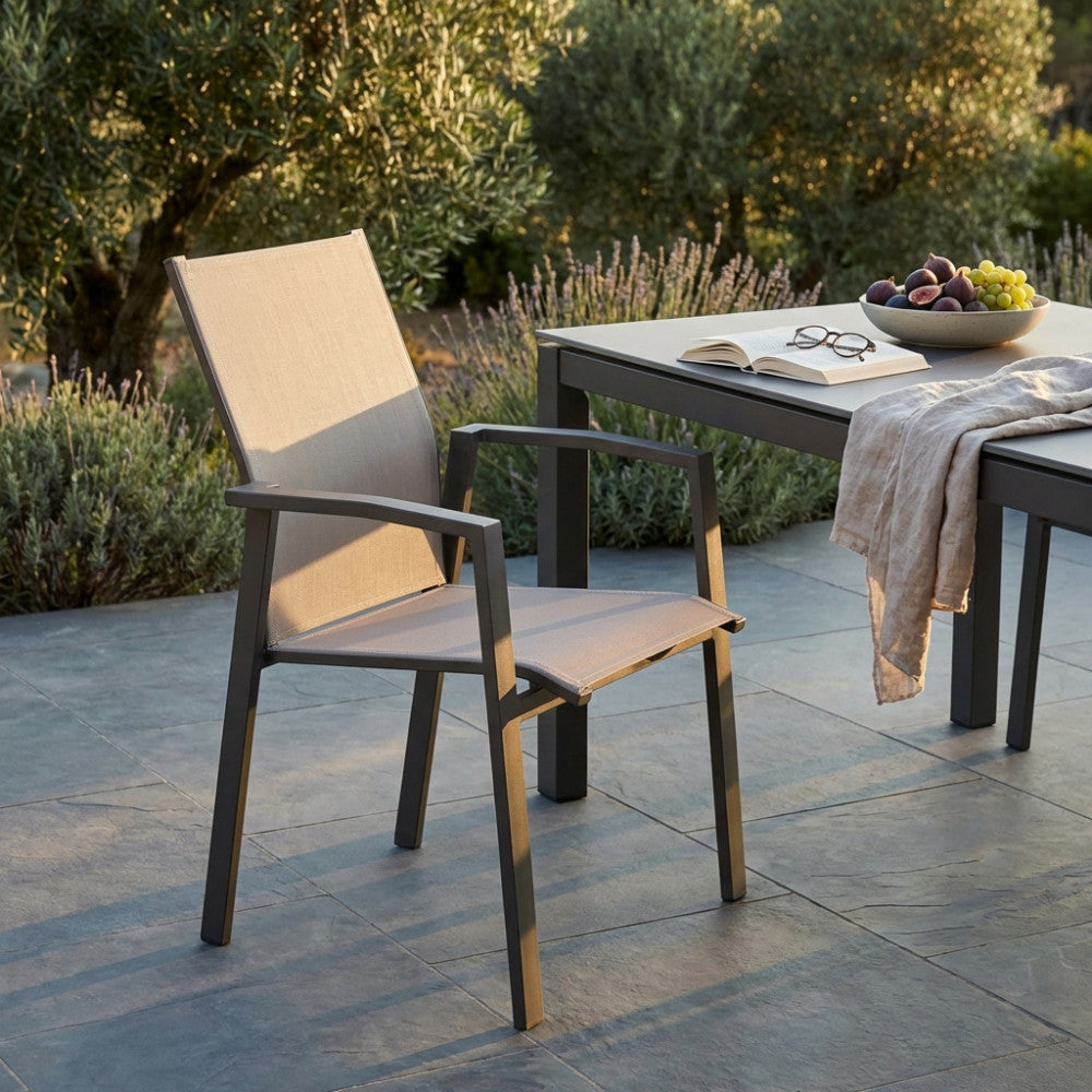 POLTRONA MAILI IMPILABILE. Struttura in allumino BIANCO o TORTORA o TAUPE o ANTRACITE seduta e schienale in textilene Dimensioni: cm 57 x 61 x 89 h. Arredo Giardino