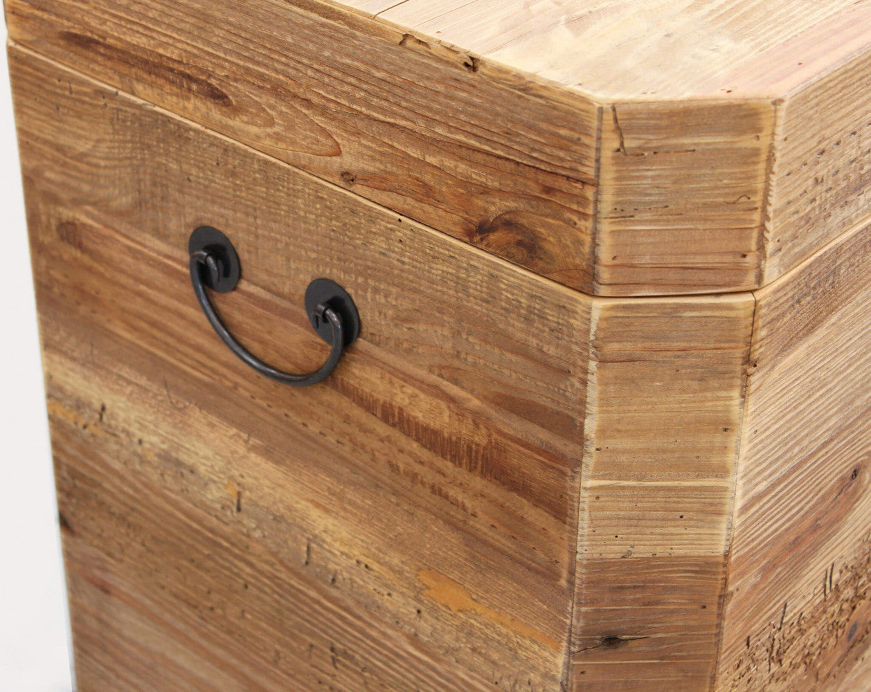 BAULE IRVING. Baule in legno di pino riciclato Dimensioni: cm 52 x 48 x 55 h. Arredo Giardino
