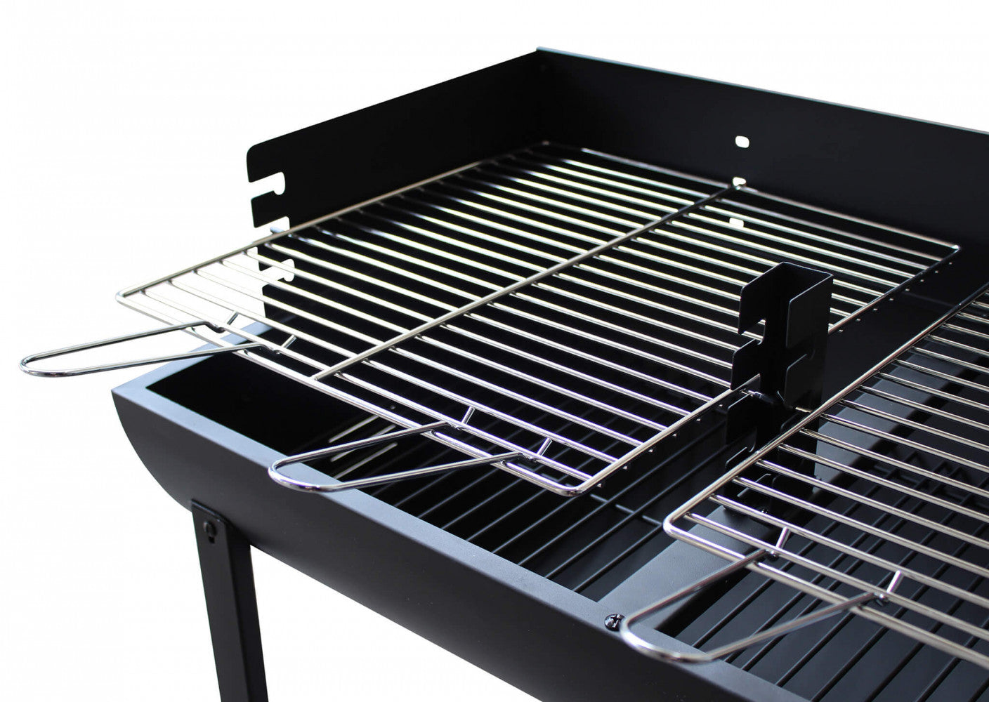 WISCONSIN CHARCOAL BARBECUE. BLACK painted steel structure with 2 grills. Dimensions: 100 x 47 x 94 h cm.