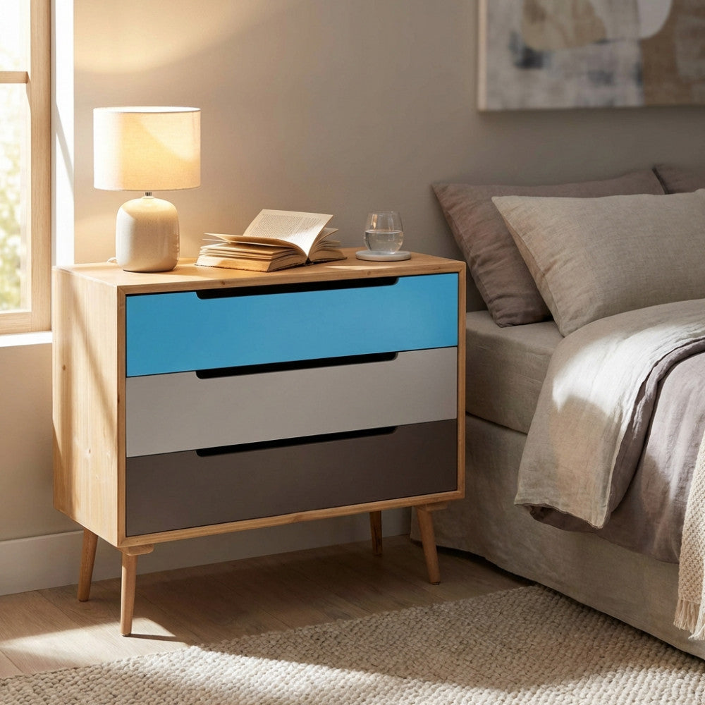 MOBILE BRISBANE. Struttura in MDF, gambe in legno di pino, top colore MARRONE 3 cassetti colorati Dimensioni: cm 80 x 35,5 x 66,5 h.