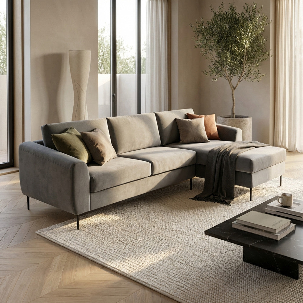 DIVANO CON CHAISE LONGUE GREGORY. Divano con chaise longue MARRONE, GRIGIO o BLU con gambe in metallo Dimensioni: D.180x97x85/S.100x170x85.