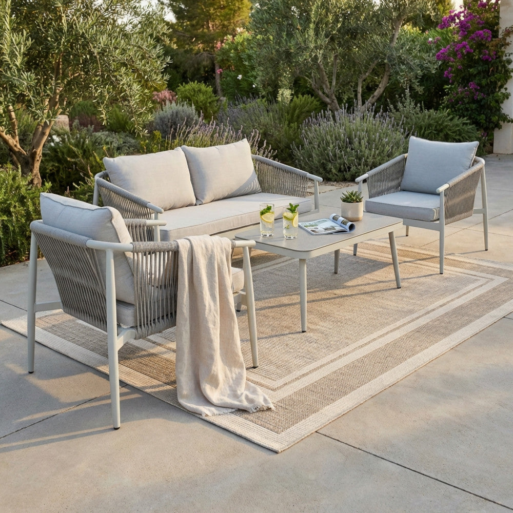 SALOTTO MUMBAI 2 P C/CUSCNI. Struttura in alluminio verniciata a polvere GRIGIO SCURO o GRIGIO CHIARO braccioli e schienali rivestimento in corda tonda sintetica cuscini 15 cm tavolino con vetro temprato 5 mm Dimensioni: D.152x80x73/P.71x80x73/T.100x...
