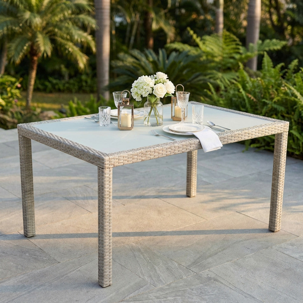 TAVOLO AZORE 150 X 90. Struttura in metallo, wicker MARRONE, GRIGIO o BIANCO materiale UV protection piano in vetro spessore 5 mm Dimensioni: cm 150 x 90. Arredo Giardino