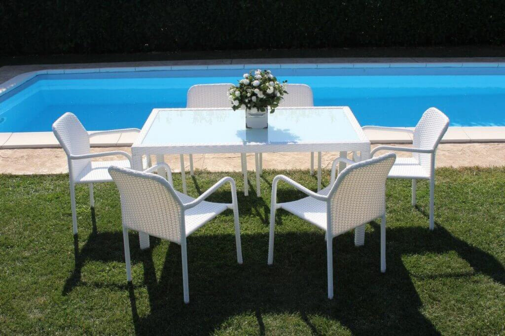TAVOLO AZORE 150 X 90. Struttura in metallo, wicker MARRONE, GRIGIO o BIANCO materiale UV protection piano in vetro spessore 5 mm Dimensioni: cm 150 x 90. Arredo Giardino