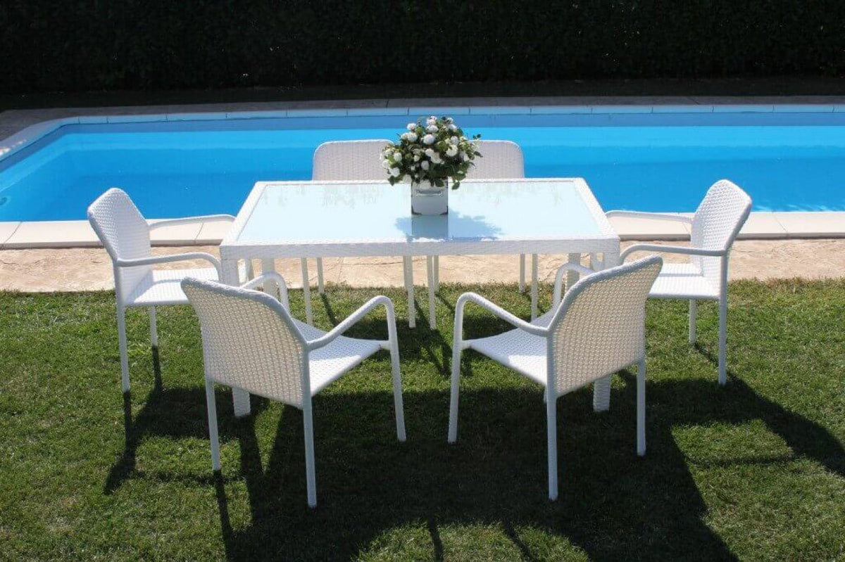 TAVOLO AZORE 150 X 90. Struttura in metallo, wicker MARRONE, GRIGIO o BIANCO materiale UV protection piano in vetro spessore 5 mm Dimensioni: cm 150 x 90. Arredo Giardino