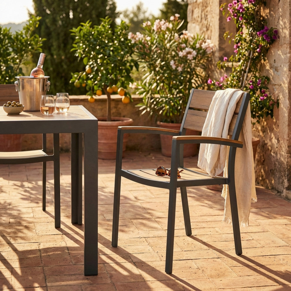 POLTRONA CAYMAN. Struttura in alluminio BIANCO o TAUPE seduta e schienale in polywood color TEAK Dimensioni: cm 56 x 58 x 85 h. Arredo Giardino