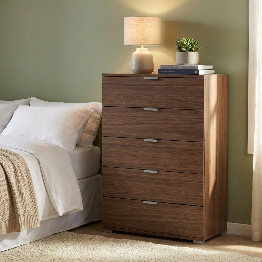 MOBILETTO EVERGLADE 5 CASSETTI TINTA NOCE. Dimensioni: cm 75 x 38 x 103 h.