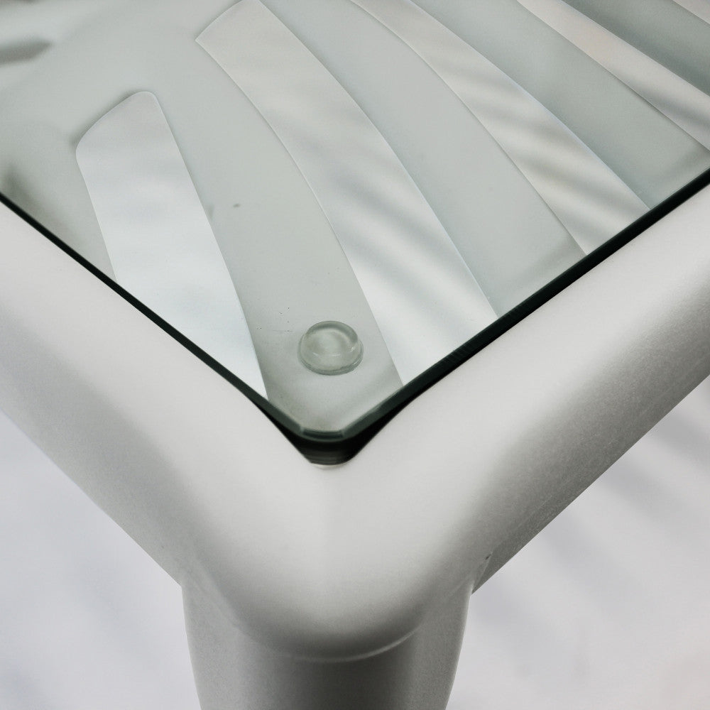 TAVOLINO PER SALOTTO GUARAN. struttura in polipropilene bianco, taupe, torotora o verde con vetro Dimensioni: cm 70 l x 70 p x 32 h.