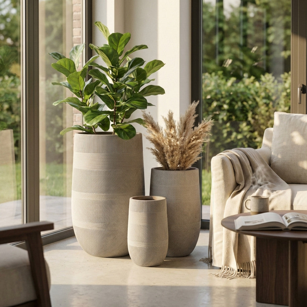 SET VASI FIORDALISO. Set di 3 vasi in fibra di sintetica color TAUPE, BEIGE o GRIGIO SCURO Dimensioni: G.47x47x75/M.34x34x54/P.24x24x39. Arredo Giardino