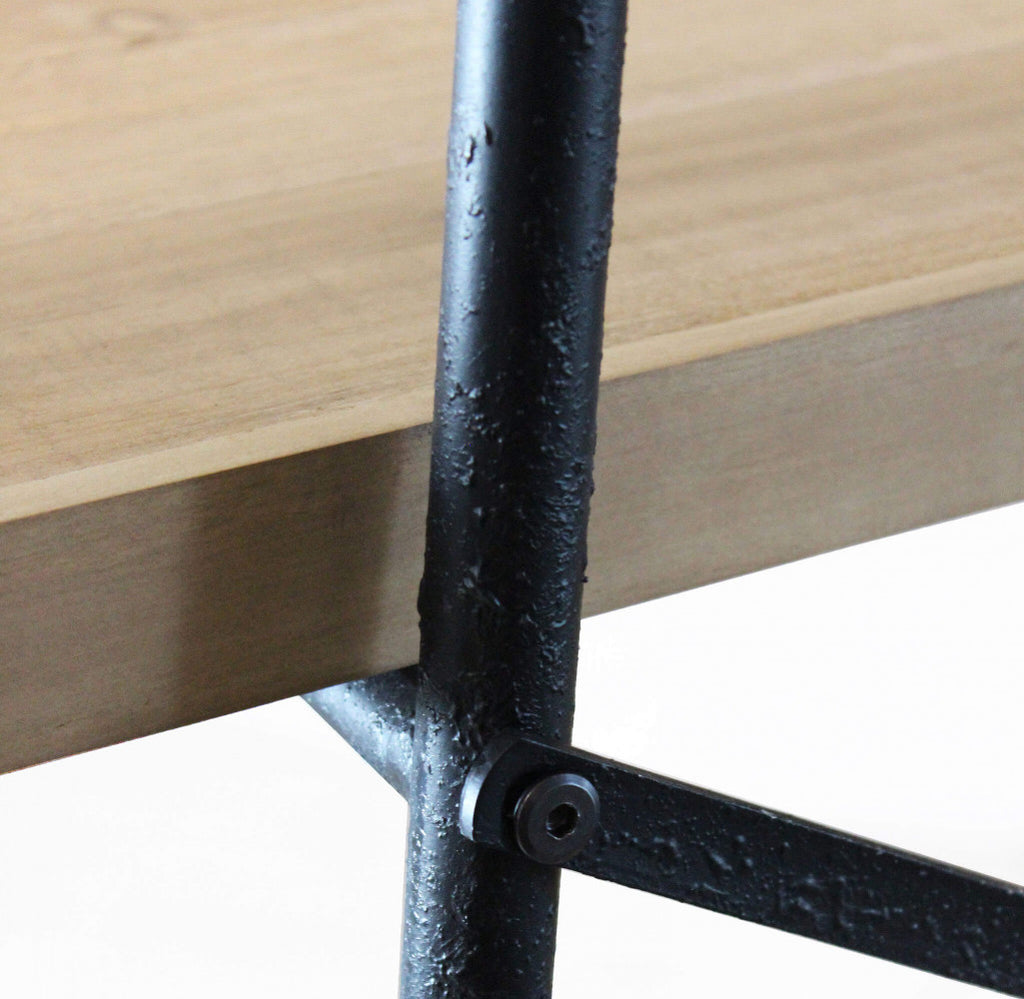 MOBILE BENNETT. Mobile in ferro e legno con 4 ripiani Dimensioni: cm 145 x 44 x 176 h.