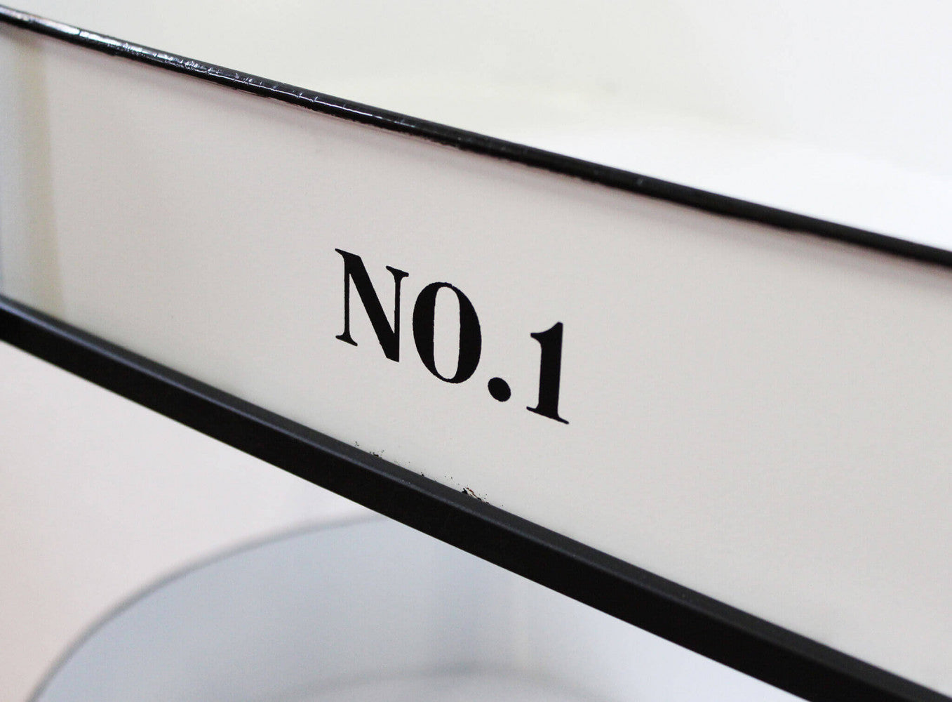 MOBILE CHILE. Mobile in ferro e legno con 3 ripiani Dimensioni: cm 52 x 44 x 82 h.