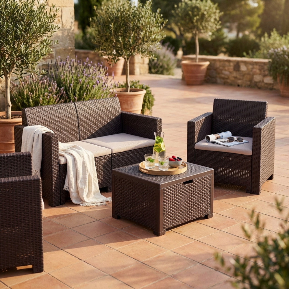 SALOTTO NEBRASKA 2 P C/CUSCINI. Struttura in plastica stampata wicker, montaggio ad incastro. Arredo Giardino