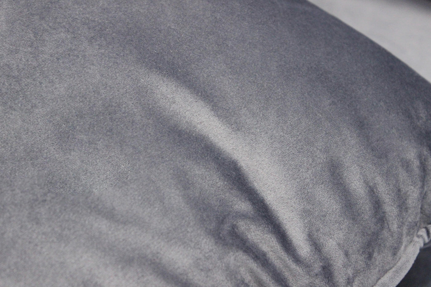 CHANDLER 3-SEAT SOFA. Sofa in TAUPE, BORDEAUX, GREY or BLUE velvet. Dimensions: 196 x 81 x 89 h cm.