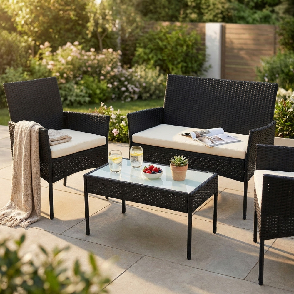 SALOTTO SMONTABILE CARACAS 2 P C/CUSCINI. Struttura in metallo, wicker GRIGIO o MARRONE materiale UV protection cuscini spessore 4 cm, vetro tavolino 5 mm Dimensioni: D.103x56x80/P.58x56x80/T.71x41x39. Arredo Giardino