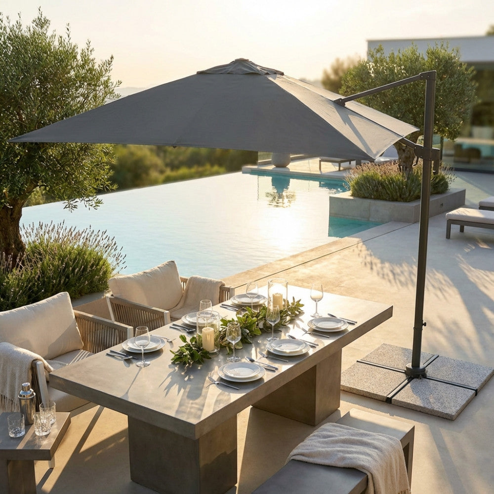 OMBRELLONE NEWTON NERO P/L 3 X 3 TELO GRIGIO. Telo in poliestere GRIGIO 180 gr con antivento palo girevole in alluminio 45x64 e in metallo 20x40 mm 8 stecche metallo 13 x 22 mm, base a crociera Dimensioni: m 3 x 3. Arredo Giardino