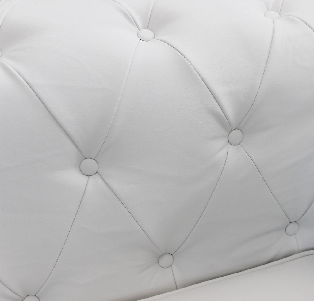 DIVANO 3 POSTI CHESTERFIELD IN ECOPELLE BIANCO. Dimensioni: cm 197 x 74 x 82 h.