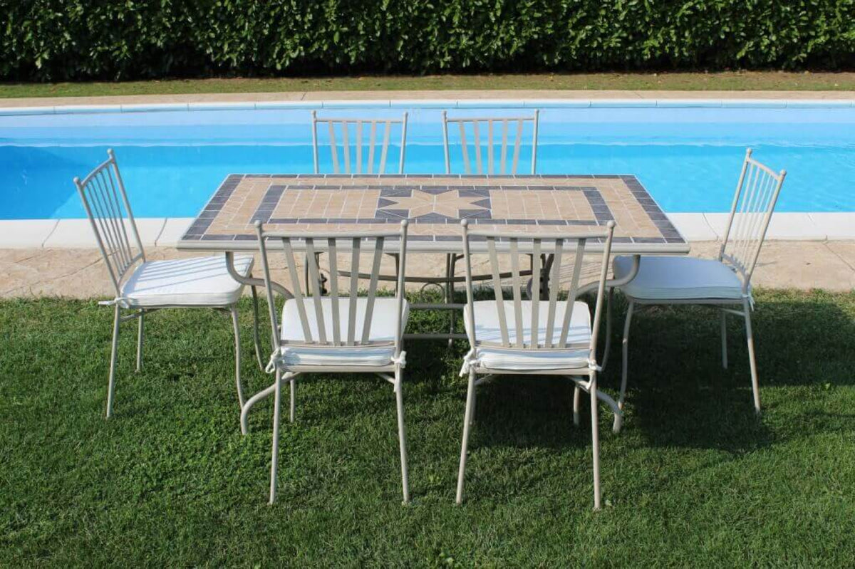 TAVOLO RETTANGOLARE PERSE 160 X 90. Piano ovale con mosaico MARRONE CHIARO e GRIGIO base in ferro verniciato a polvere Tortora Dimensioni: cm 160 x 90 x 74 h. Arredo Giardino