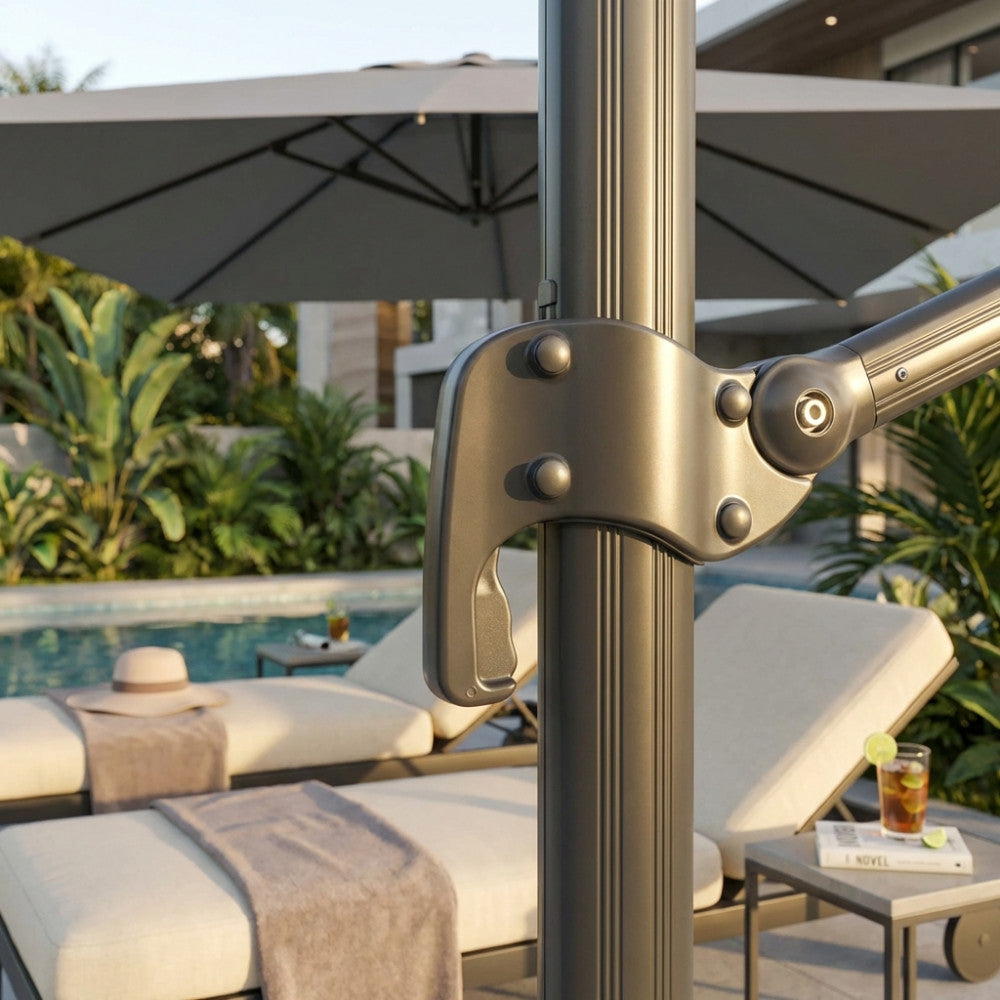 OMBRELLONE NETTUNO LUX NERO P/L 3 X 3 TELO TAUPE. Telo in poliestere TAUPE 250 gr con antivento palo girevole in alluminio 95x65 e 48x55 mm 8 stecche alluminio 17 x 25 mm, base a crociera Dimensioni: m 3 x 3. Arredo Giardino