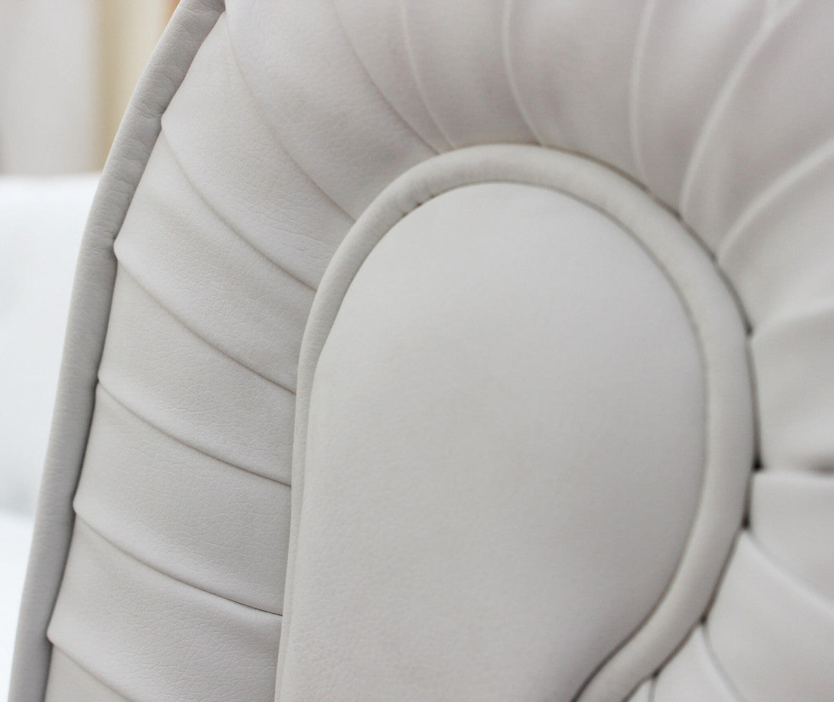 DIVANO 3 POSTI CHESTERFIELD IN ECOPELLE BIANCO. Dimensioni: cm 197 x 74 x 82 h.