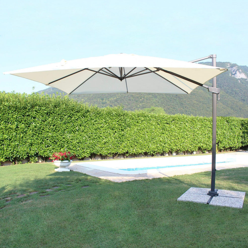 OMBRELLONE NEWTON NERO P/L 3 X 3 TELO ECRU. Telo in poliestere ECRU 180 gr con antivento palo girevole in alluminio 45x64 e in metallo 20x40 mm 8 stecche metallo 13 x 22 mm, base a crociera Dimensioni: m 3 x 3. Arredo Giardino