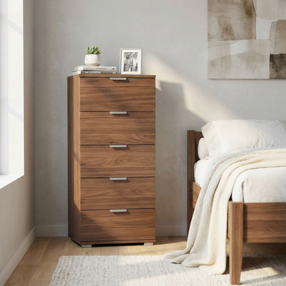 MOBILETTO KAUAI 5 CASSETTI TINTA NOCE. Dimensioni: cm 45 x 38 x 103 h.