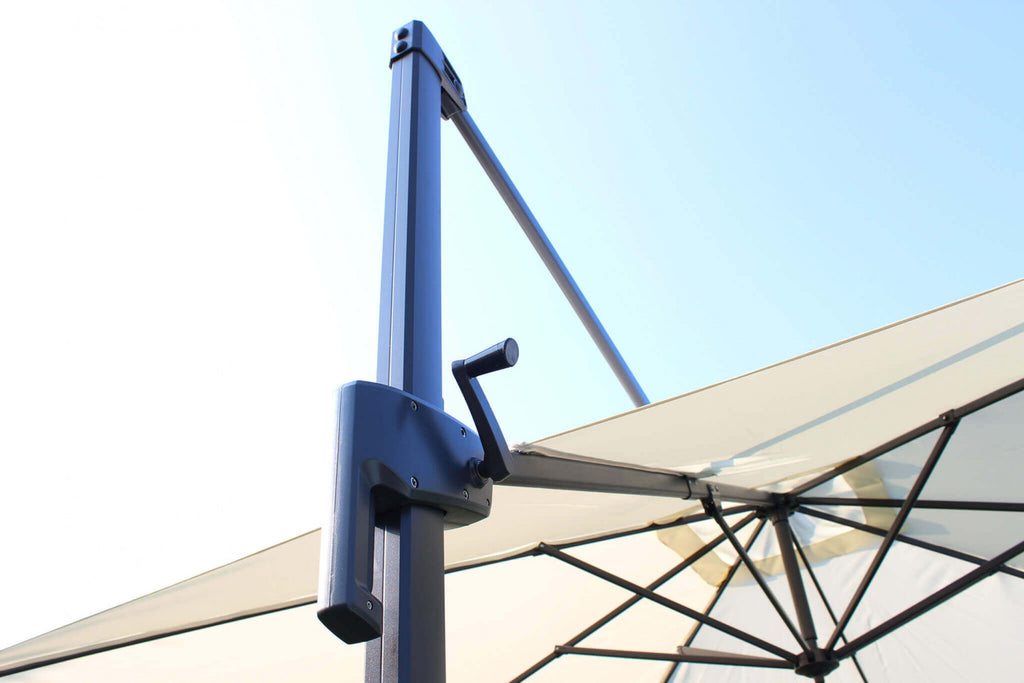 OMBRELLONE NEWTON NERO P/L 3 X 3 TELO ECRU. Telo in poliestere ECRU 180 gr con antivento palo girevole in alluminio 45x64 e in metallo 20x40 mm 8 stecche metallo 13 x 22 mm, base a crociera Dimensioni: m 3 x 3. Arredo Giardino