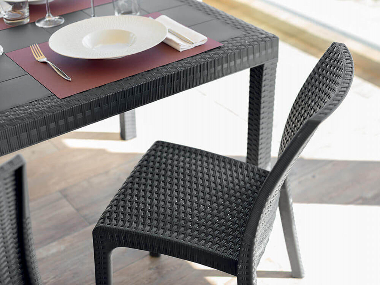 TAVOLO HOUSTON 150 X 90. Struttura in plastica stampata, wicker ANTRACITE o BIANCO o MARRONE Dimensioni: cm 150 x 90 x 74 h. Arredo Giardino