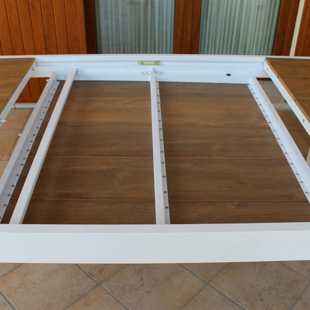 TAVOLO CAYMAN 160/240 X 95. Struttura in alluminio BIANCO o TAUPE piano in polywood color TEAK Dimensioni: cm 160/240 x 95 x 75 h. Arredo Giardino