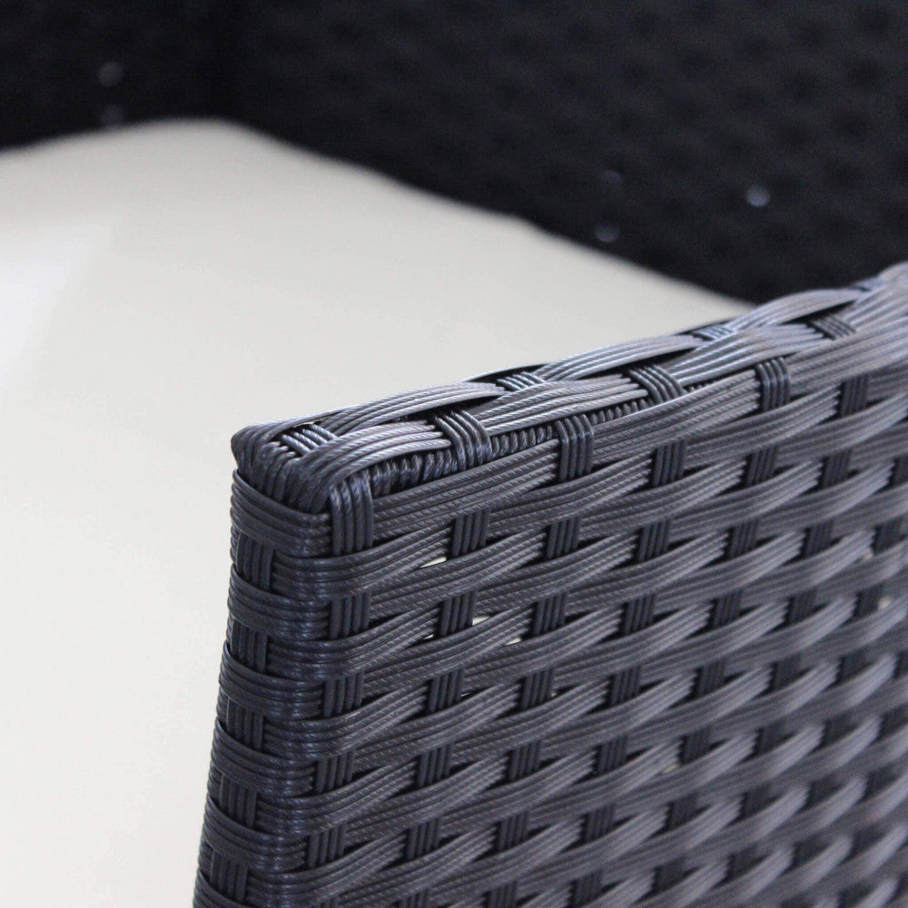 SALOTTO SMONTABILE CARACAS 2 P C/CUSCINI. Struttura in metallo, wicker GRIGIO o MARRONE materiale UV protection cuscini spessore 4 cm, vetro tavolino 5 mm Dimensioni: D.103x56x80/P.58x56x80/T.71x41x39. Arredo Giardino