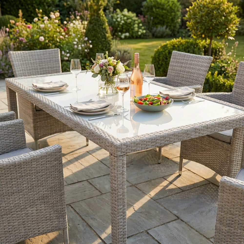 TAVOLO AZORE 150 X 90. Struttura in metallo, wicker MARRONE, GRIGIO o BIANCO materiale UV protection piano in vetro spessore 5 mm Dimensioni: cm 150 x 90. Arredo Giardino