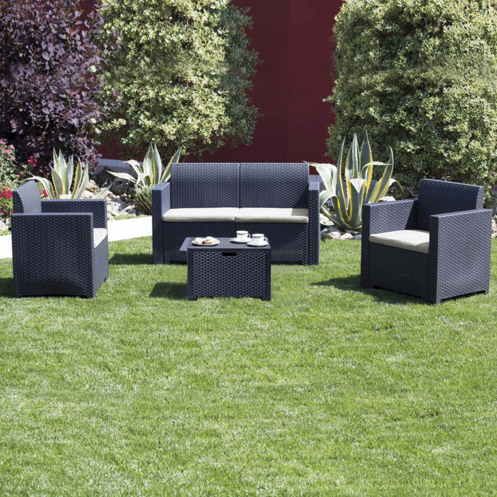 SALOTTO NEBRASKA 2 P C/CUSCINI. Struttura in plastica stampata wicker, montaggio ad incastro. Arredo Giardino