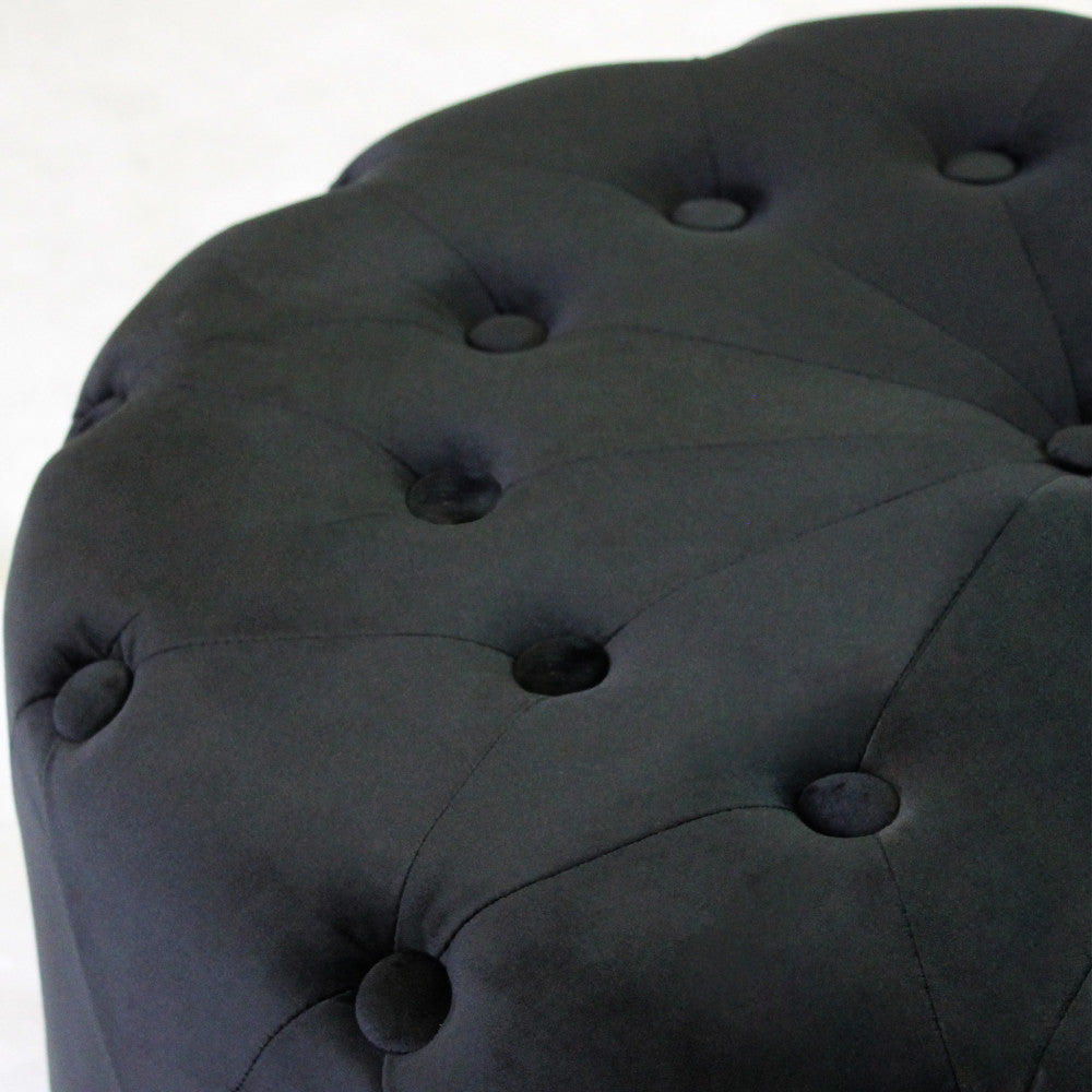 POUF MAXIM ROTONDO IN VELLUTO NERO. Dimensioni: cm ò 67 x 41 h.