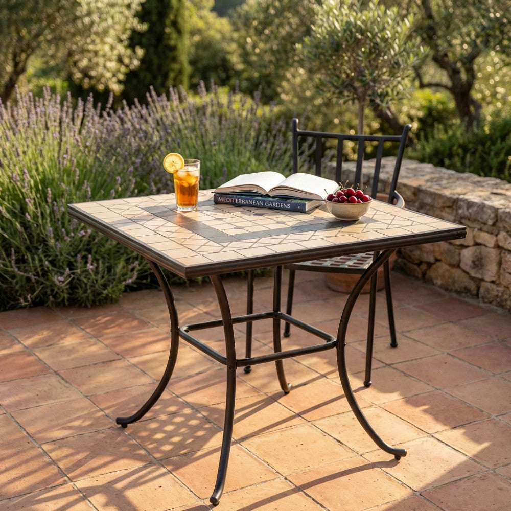 TAVOLO QUADRATO NEREO 80 X 80. Piano ovale con mosaico MARRONE CHIARO e ANTRACITE base in ferro verniciato a polvere antracite Dimensioni: cm 80 x 80 x 74 h. Arredo Giardino