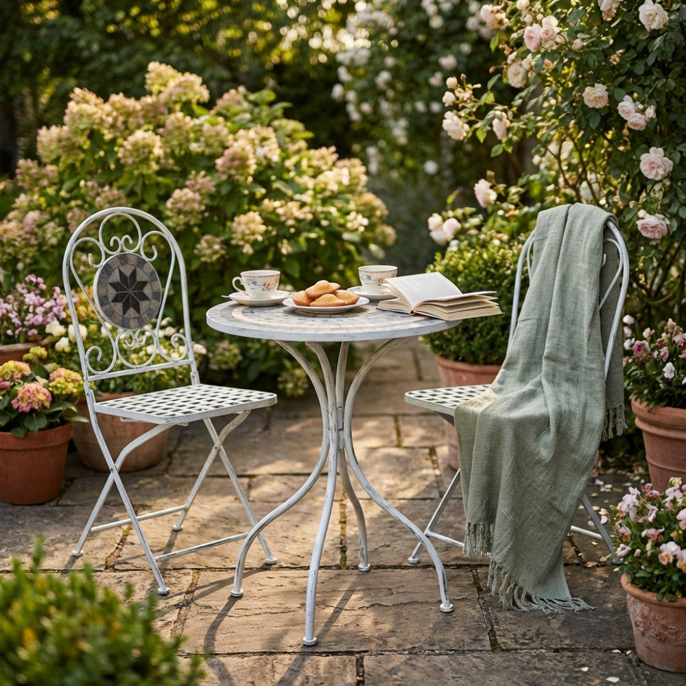 SET/3 BISTRO' ALISON BIANCO ANTICO. Struttura in metallo verniciato a polvere e marmo set composto da 1 tavolo e 2 sedie color bianco, trattamento elettroforesi Dimensioni: T. cm 60 x 72 h S. cm 36 x 35 x 91 h.