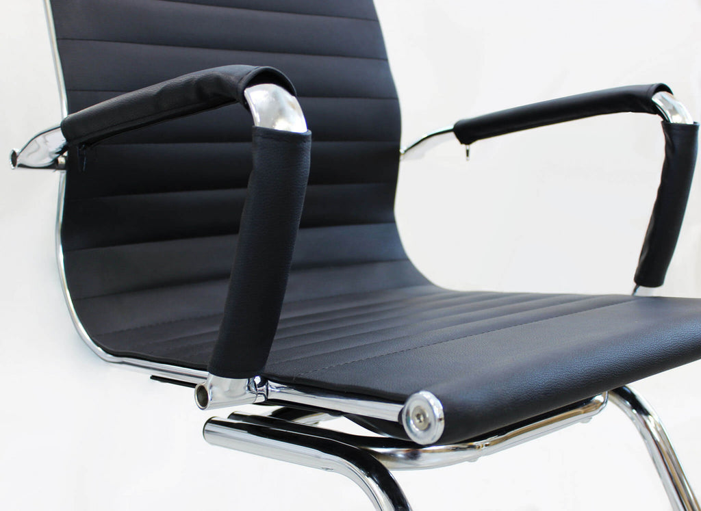 KYRA OFFICE CHAIR. Mesh office chair with chrome armrests and chrome base. Dimensions: 60 x 60 x 95 cm.