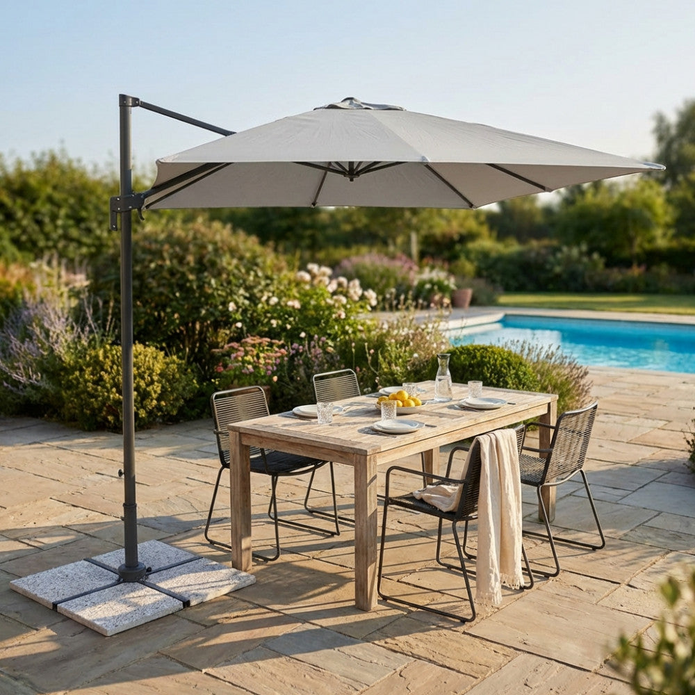 OMBRELLONE NEWTON NERO P/L 2 X 3 TELO GRIGIO. Telo in poliestere GRIGIO 180 gr con antivento palo girevole in alluminio 45x64 e in metallo 20x40 mm 8 stecche metallo 13 x 22 mm, base a crociera Dimensioni: m 2 x 3. Arredo Giardino