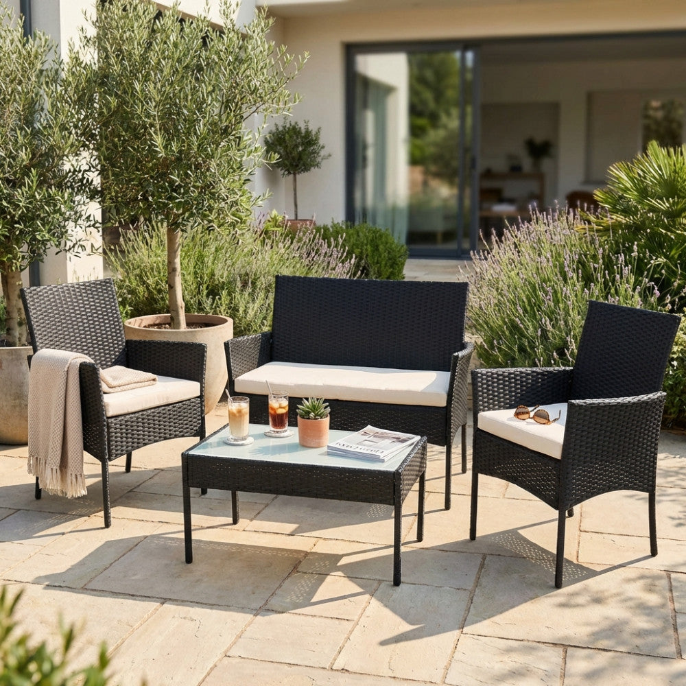 SALOTTO SMONTABILE CARACAS 2 P C/CUSCINI. Struttura in metallo, wicker GRIGIO o MARRONE materiale UV protection cuscini spessore 4 cm, vetro tavolino 5 mm Dimensioni: D.103x56x80/P.58x56x80/T.71x41x39. Arredo Giardino