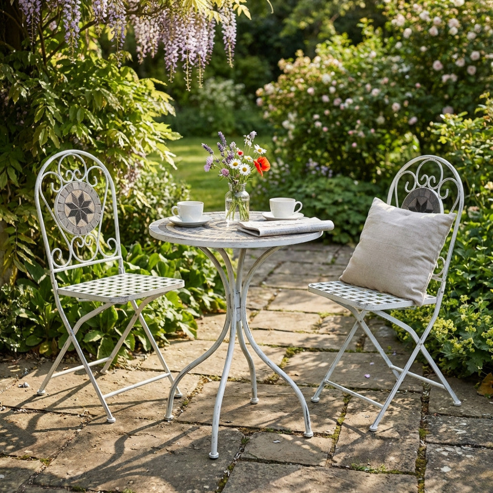SET/3 BISTRO' ALISON BIANCO ANTICO. Struttura in metallo verniciato a polvere e marmo set composto da 1 tavolo e 2 sedie color bianco, trattamento elettroforesi Dimensioni: T. cm 60 x 72 h S. cm 36 x 35 x 91 h.