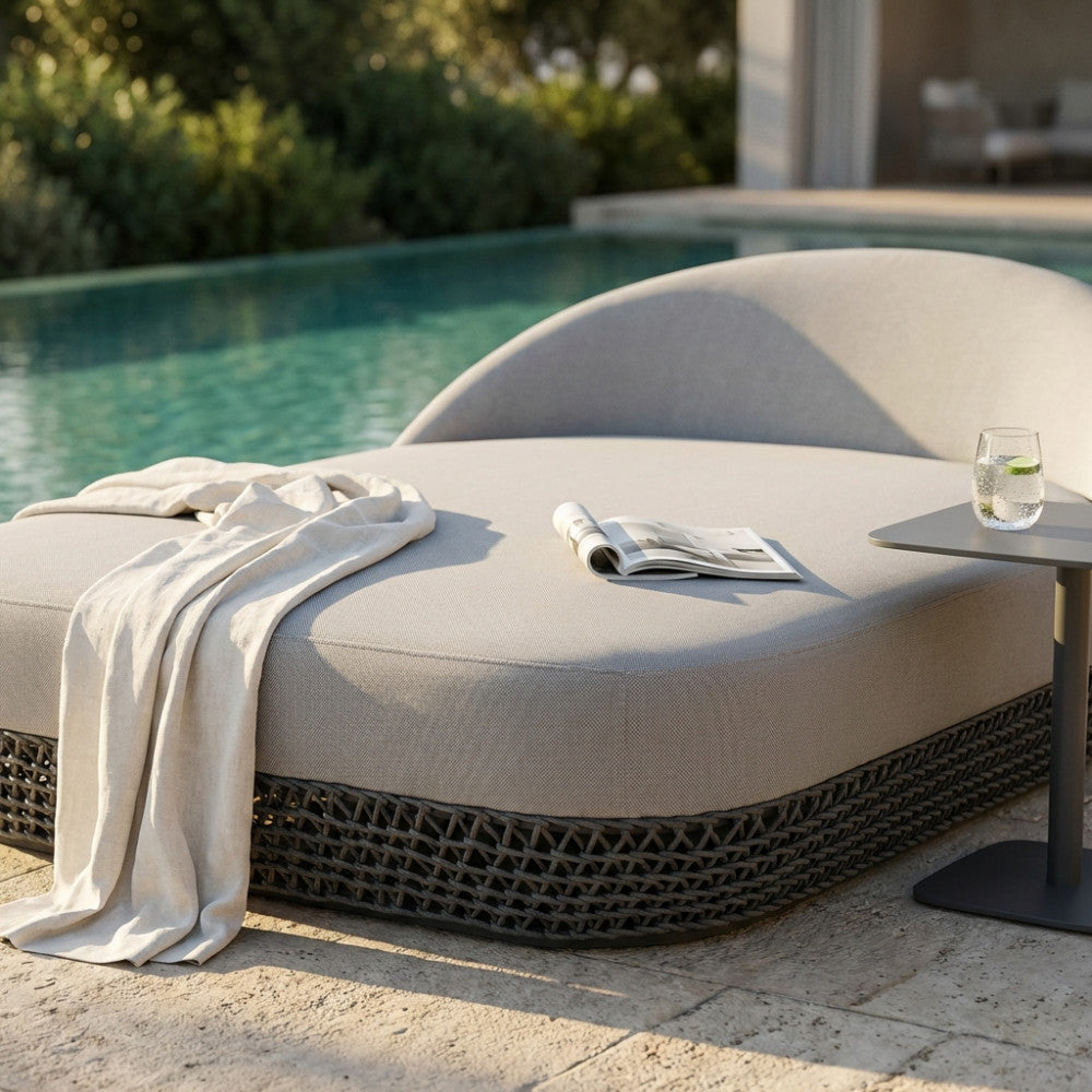 DIVANO LETTO LAFAYETTE C/CUSCINI. struttura in alluminio corde beige o grige 8 mm Dimensioni: cm 153 l x 203 p x 72 h.