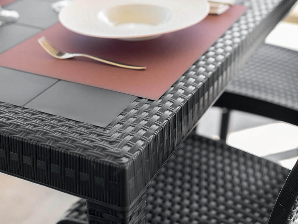 TAVOLO HOUSTON 150 X 90. Struttura in plastica stampata, wicker ANTRACITE o BIANCO o MARRONE Dimensioni: cm 150 x 90 x 74 h. Arredo Giardino