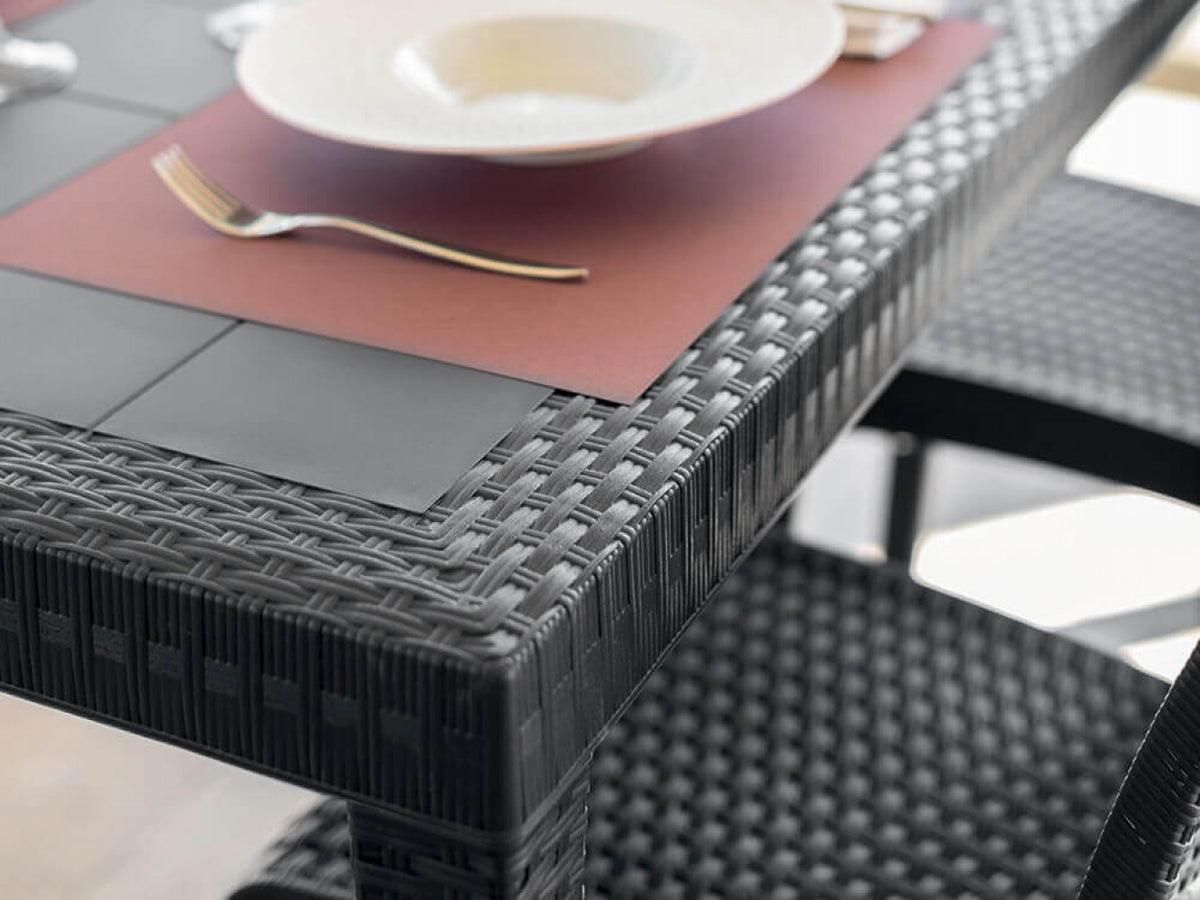 TAVOLO HOUSTON 150 X 90. Struttura in plastica stampata, wicker ANTRACITE o BIANCO o MARRONE Dimensioni: cm 150 x 90 x 74 h. Arredo Giardino