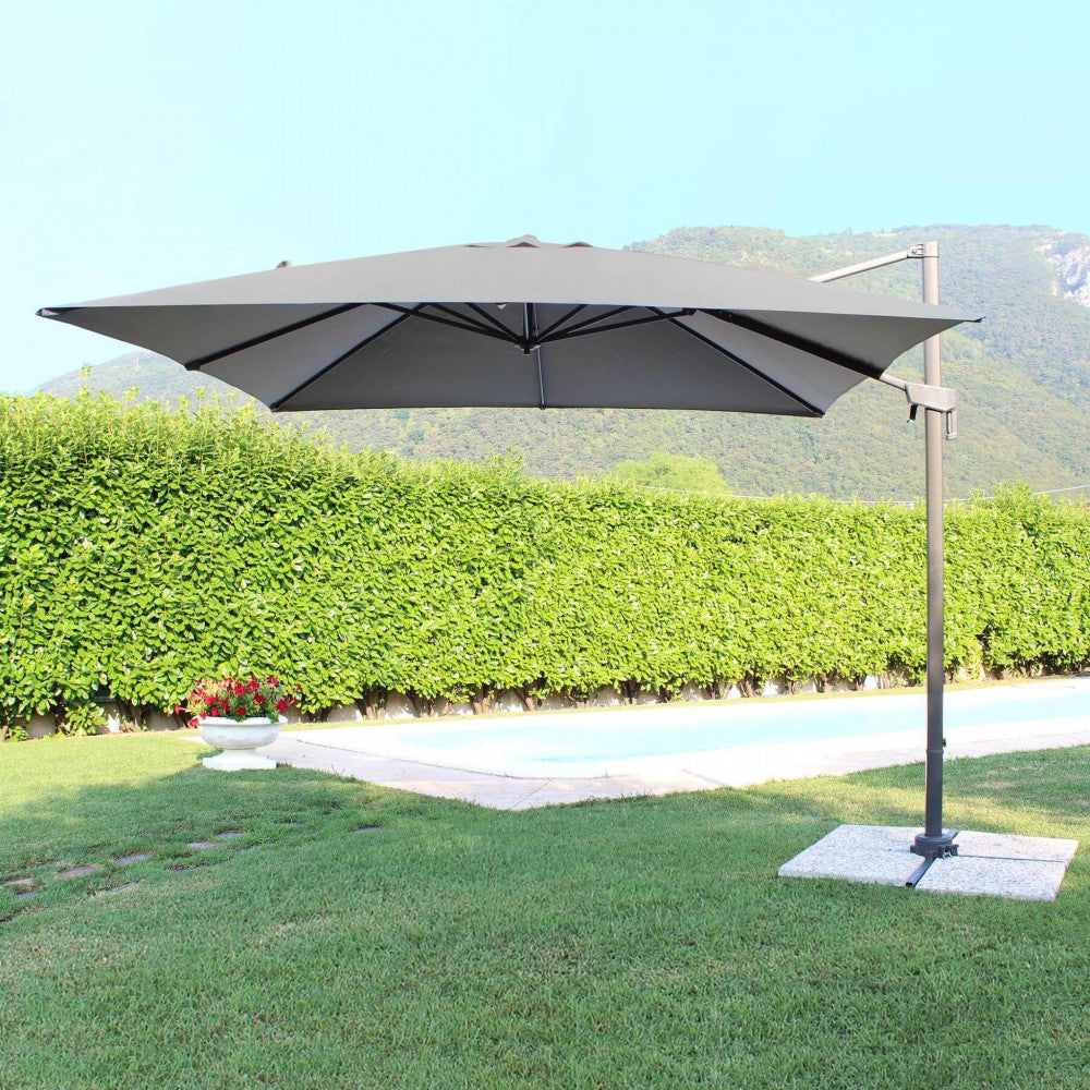 OMBRELLONE NEWTON NERO P/L 2 X 3 TELO GRIGIO. Telo in poliestere GRIGIO 180 gr con antivento palo girevole in alluminio 45x64 e in metallo 20x40 mm 8 stecche metallo 13 x 22 mm, base a crociera Dimensioni: m 2 x 3. Arredo Giardino