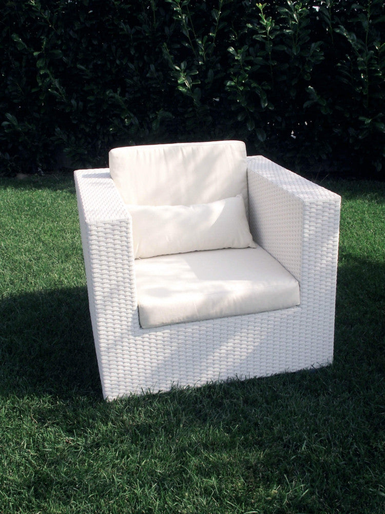 ACAPULCO LOUNGE SETTEE 3 PCS/CUSHIONS. Aluminum frame, WHITE or BROWN wicker with UV protection, 5 mm thick glass, ecru cushions, 10 cm thick backrest, 14 cm seat. Dimensions: D.186x80x70/D.85x80x70/T.100x60x44. Garden Furniture