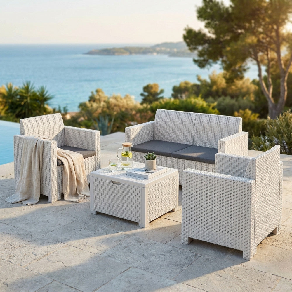 SALOTTO NEBRASKA 2 P C/CUSCINI. Struttura in plastica stampata, wicker BIANCO, NERO, MARRONE o TORTORA con cuscini Dimensioni: D.131x57x79/P.74x57x79/T.70x49x37. Arredo Giardino