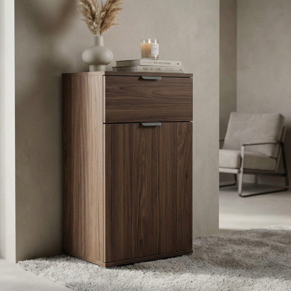 MOBILETTO LENA CON 1 ANTA E 1 CASSETTO TINTA NOCE. Dimensioni: cm 45 x 38 x 85 h.