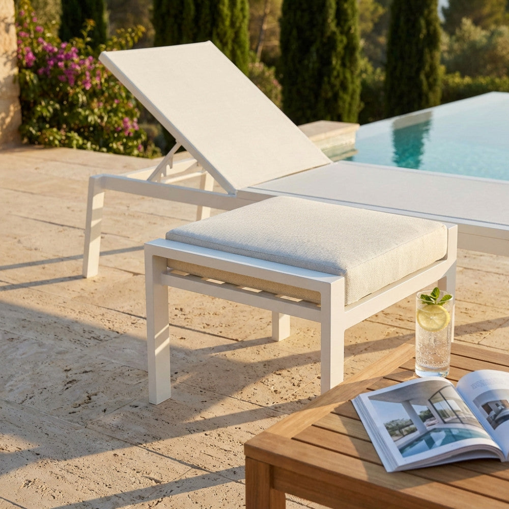 POGGIAPIEDI GIACARTA. struttura in alluminio verniciato bianco o antracite con cuscino Dimensioni: cm 56 l x 65 p x 41 h. Arredo Giardino